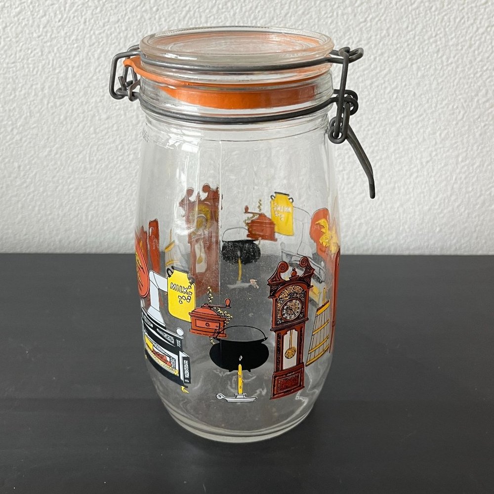 Vintage Arc France Glass Hinged 1.5L Canister // Early American Colonial Pattern
